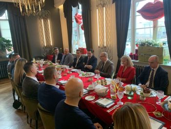 grupa ludzi przy stole