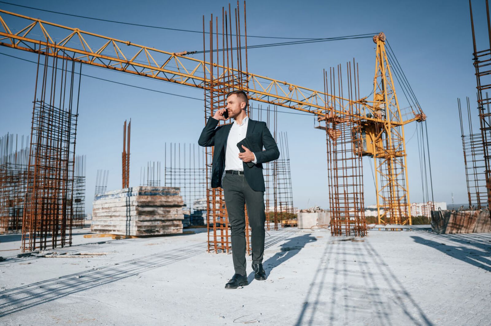 Biznesmen na budowie