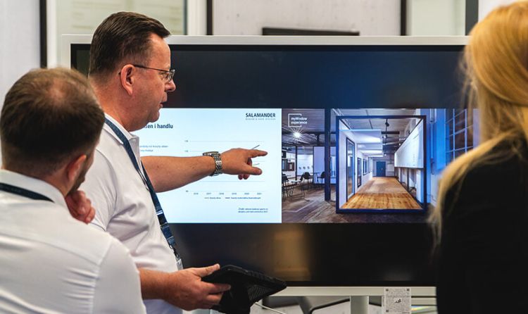 Mężczyzna prezentuje meble na monitorze