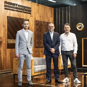 Ludzie pozujący do zdjęcia