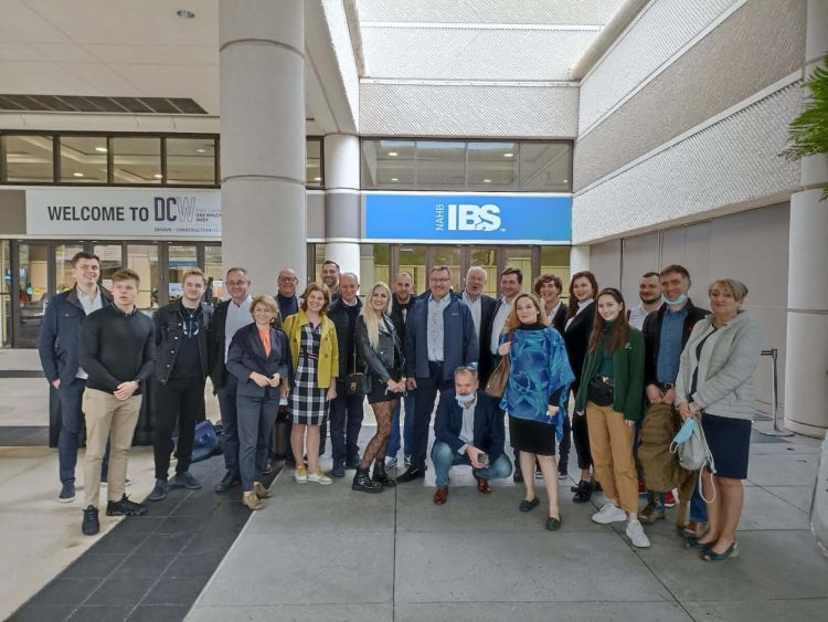 Grupa ludzi pozująca do zdjęcia