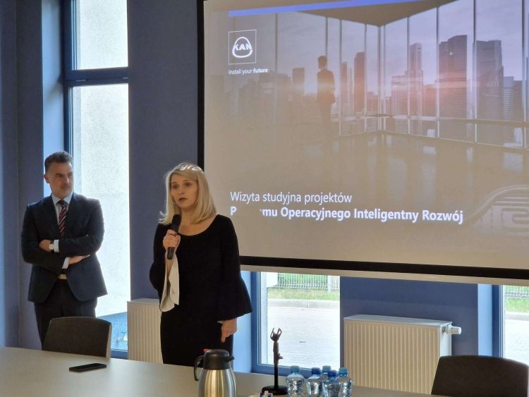 kobieta prowadząca prezentację