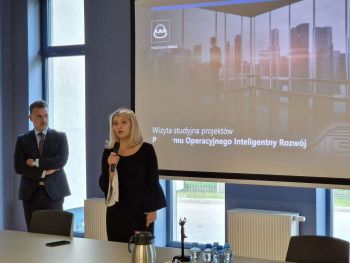 kobieta prowadząca prezentację