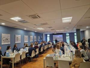 ludzie siedzący podczas prezentacji