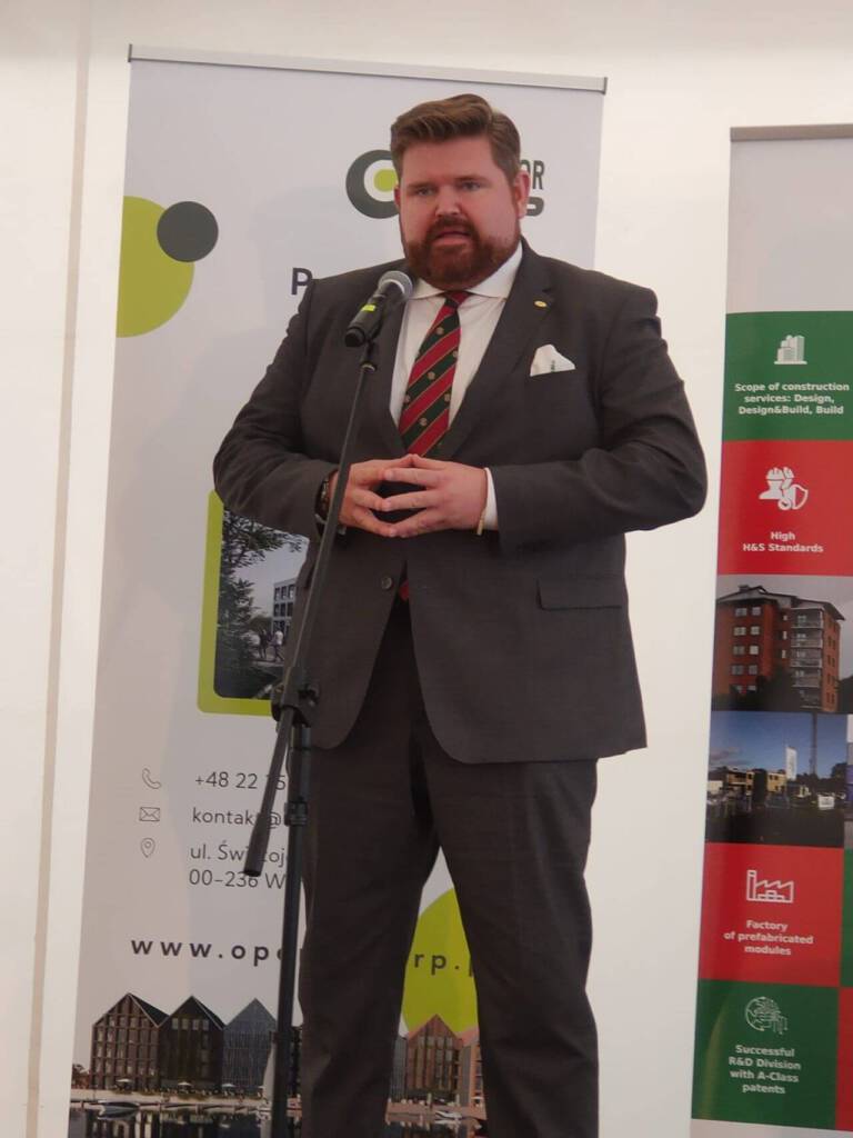 Mężczyzna wygłasza mowę