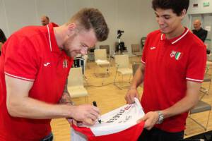 zawodnik siatkówki podpisujący koszulkę