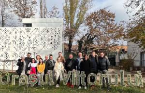 grupa ludzi pozujących do zdjęcia na tle budynku