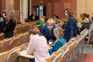 ludzie siedzący w auli