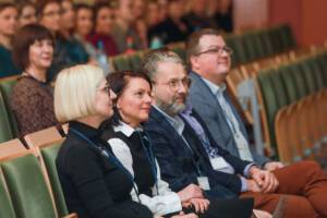 ludzie siedzący w auli