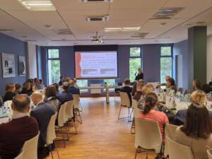 ludzie oglądający prezentację