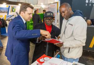 ludzie rozmawiający o zawartości ulotki