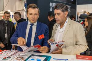 dwóch mężczyzn rozmawiający o ultoce