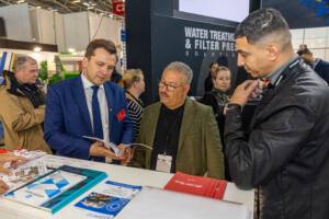 mężczyzni rozmawiający o ultoce