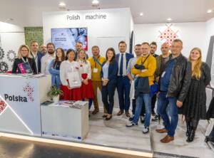 grupa ludzi pozująca do zdjęcia