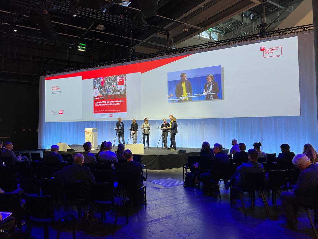 konferencja na scenie