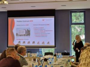 ludzie oglądający prezentację