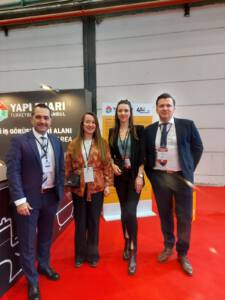 czwórka ludzi pozujących do zdjęcia