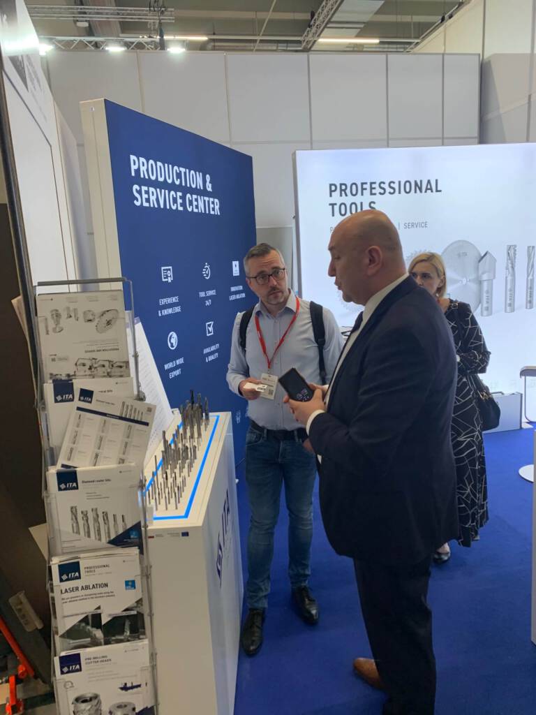 Mężczyzna przedstawiający stoisko z wiertłami