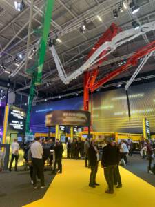 ludzie rzechodzący się w budynku