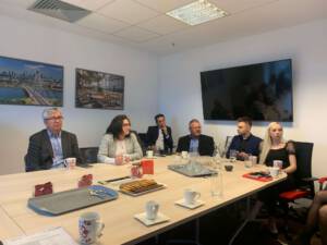 ludzie siedzący przy stole