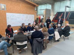 ludzie siedzący przy stole