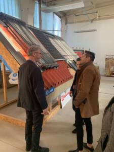 mężczyzna prezentujący dachówki