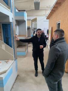 mężczyzna prezentujący produkt