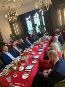 grupa ludzi przy stole