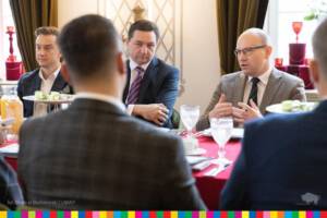 ludzie rozmawijący przy stole