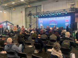 grupa ludzi podczas szkolenia