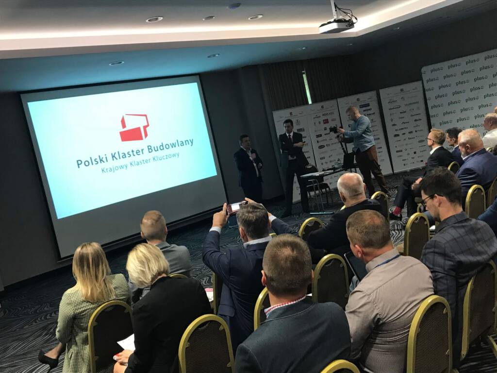 konferencja, na prezentacji widnieje Polski klaster budowlany
