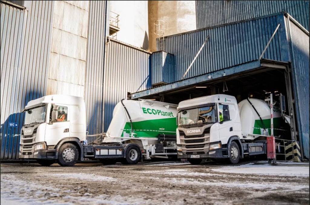 Ciężarówki ecoplanet w hangarze