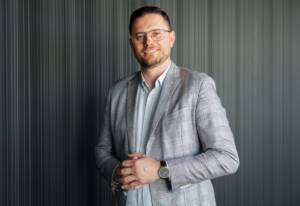 zdjęcie mężczyzny w garniturze