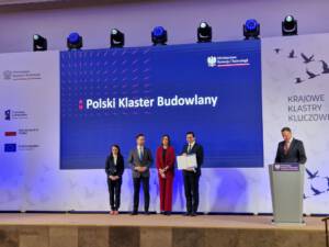 czwórka ludzi pozujących do zdjęcia