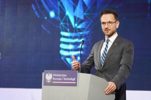 mężczyzna wygłasza przemówienie na gali