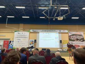 publiczność oglądająca prezentację na projektorze