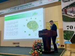 prezenter i jego prezentacja, slajd przedstawia sztuczną inteligencję