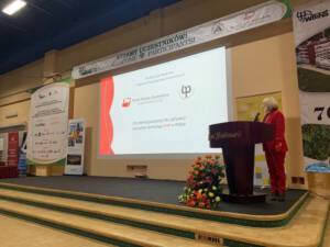 prezenterka i jej prezentacja, na prezentacji slajd tytułowy o dojrzałości technologi BIM