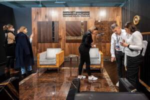 Ludzie oglądający wystawę firmy parkiet hajnówka