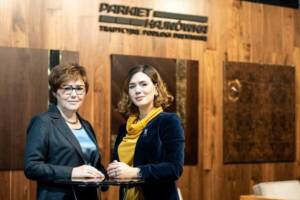 dwie kobiety pozujące do zdjęcia