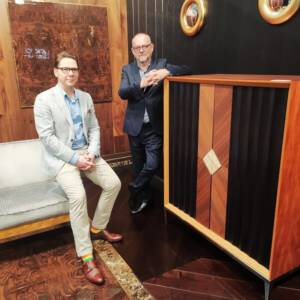 dwaj mężczyźni pozują do zdjęcia na tle mebli firmy parkiet hajnówka