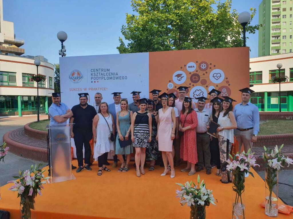 grupa ludzi pozuje do zdjęcia